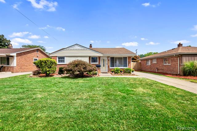 front view picture of 24636 Pennie, Dearborn Heights, MI. 48125