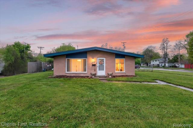 front view picture of 4616 Hayes St, Wayne, MI. 48184