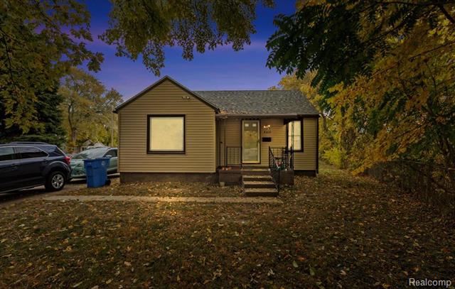 front view picture of 5315 Edgewood, Dearborn Heights, MI. 48125
