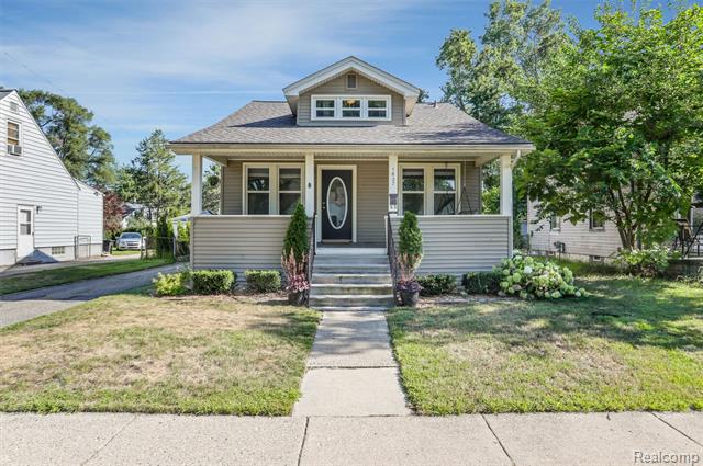 front view picture of 1627 W Hazelhurst St, Ferndale, MI. 48220