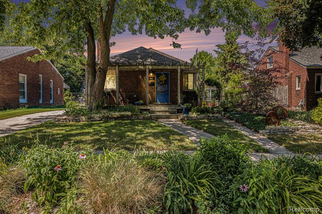 front view picture of 964 W Marshall St, Ferndale, MI. 48220