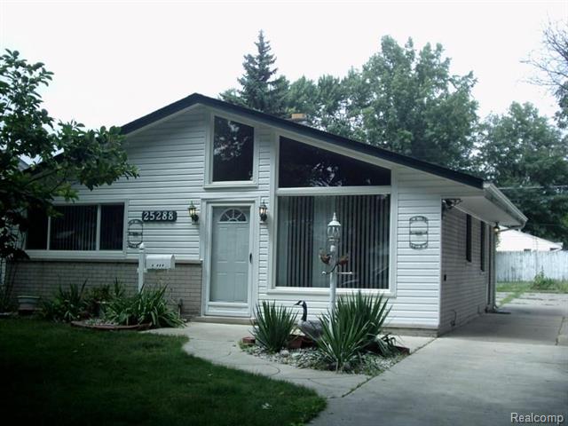 front view picture of 25288 Hopkins, Dearborn Heights, MI. 48125