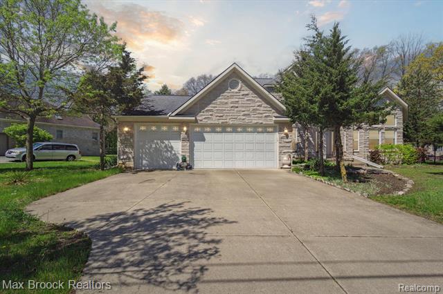 front view picture of 22565 Riverdale Dr, Southfield, MI. 48033