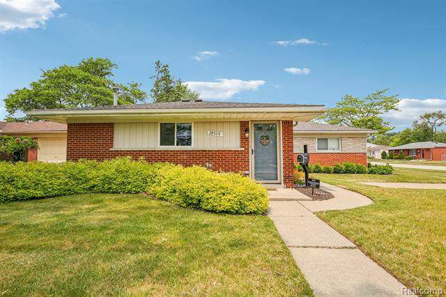 front view picture of 22549 Ashley St, Farmington, MI. 48336