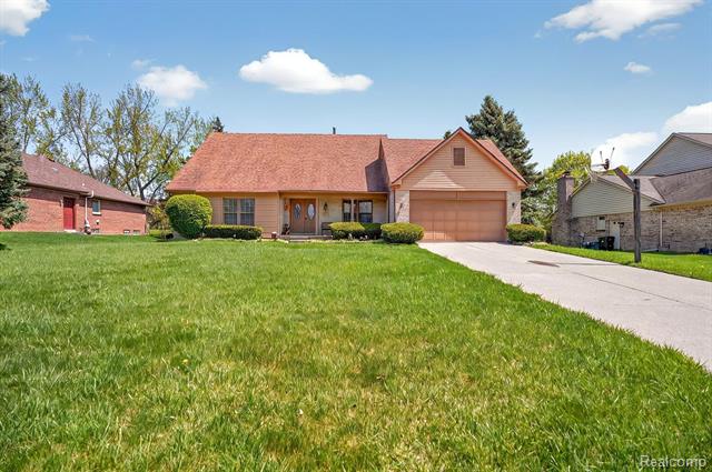 front view picture of 23010 Willowbrook Dr, Farmington, MI. 48335