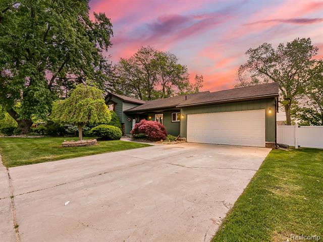 front view picture of 32677 Woodbrook Dr, Wayne, MI. 48184
