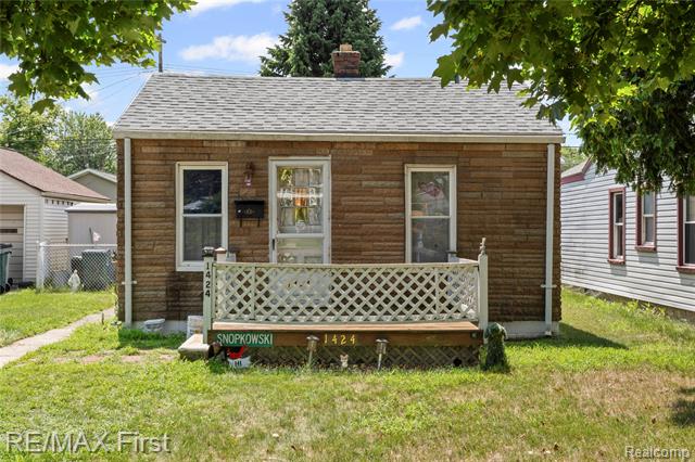 front view picture of 1424 E Harry Ave, Hazel Park, MI. 48030
