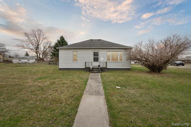 front view picture of 32495 Tod, Wayne, MI. 48184