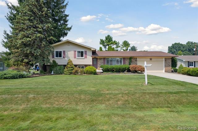 front view picture of 37582 Whitney Dr, Wayne, MI. 48184