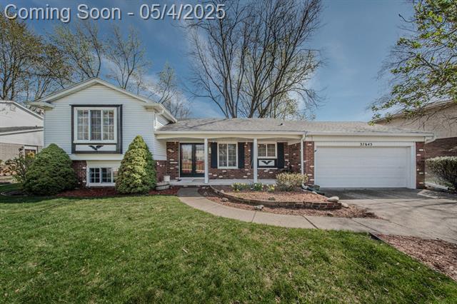 front view picture of 37645 Hillcrest Dr, Wayne, MI. 48184