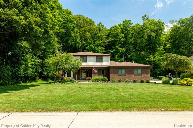 front view picture of 22795 Vacri Ln, Farmington, MI. 48335