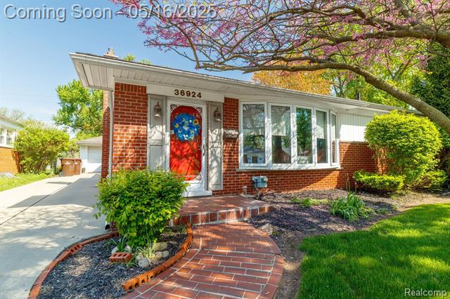 front view picture of 36924 Thinbark St, Wayne, MI. 48184