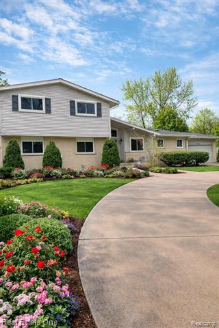front view picture of 19339 Starlane St, Southfield, MI. 48075