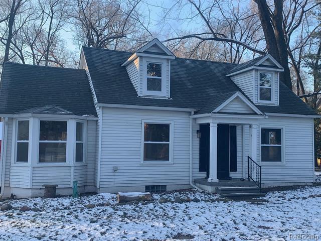 front view picture of 26071 W 9 Mile Rd, Southfield, MI. 48033
