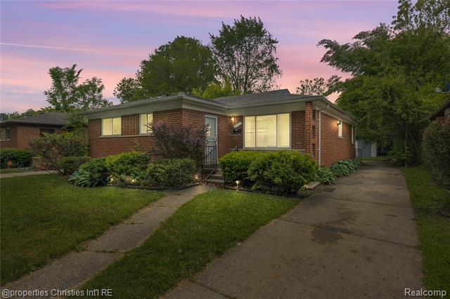 front view picture of 21871 Stratford St, Oak Park, MI. 48237