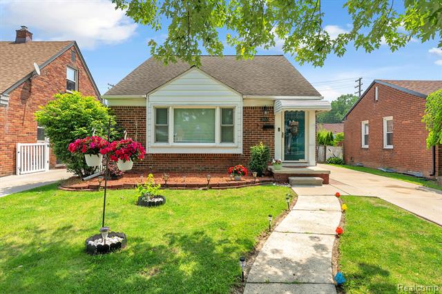 front view picture of 2053 Edgewood, Dearborn, MI. 48124