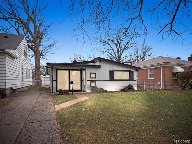 front view picture of 1114 E Meyers Ave, Hazel Park, MI. 48030