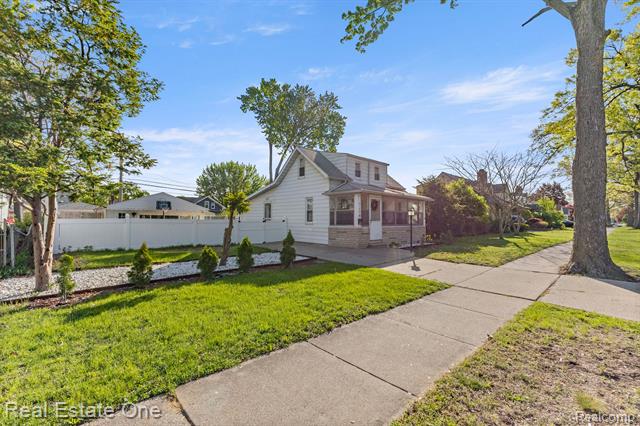 front view picture of 21047 Outer Drive, Dearborn, MI. 48124