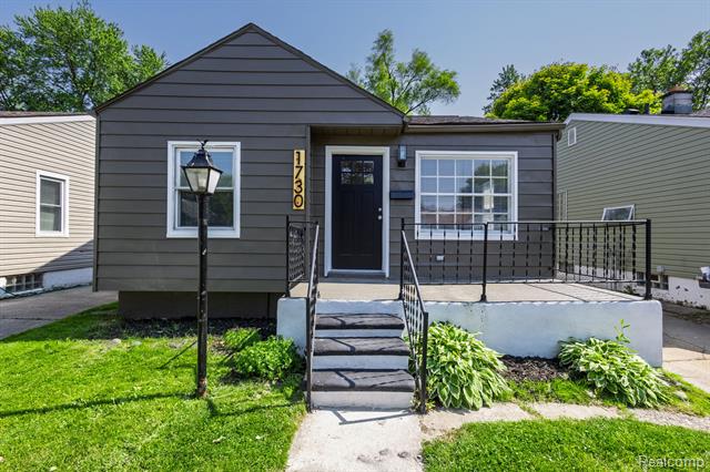 front view picture of 1730 E Hazelhurst St, Ferndale, MI. 48220