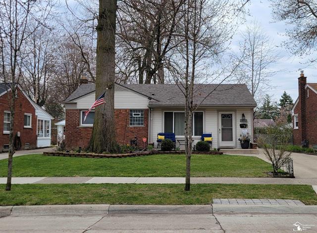 front view picture of 2621 Woodside Dr, Dearborn, MI. 48124