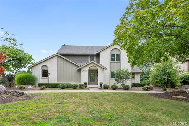 front view picture of 37735 River Bnd, Farmington, MI. 48335