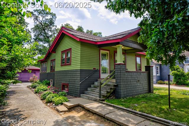 front view picture of 925 W Hazelhurst St, Ferndale, MI. 48220