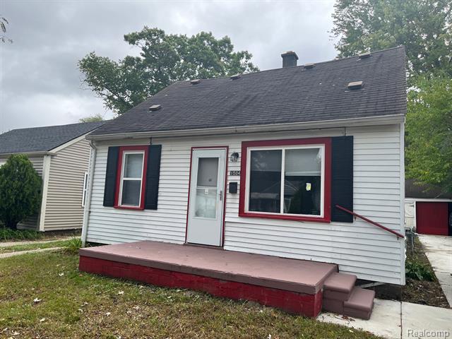 front view picture of 1504 E Meyers Ave, Hazel Park, MI. 48030