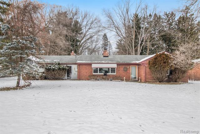 front view picture of 26060 W 9 Mile Rd, Southfield, MI. 48033