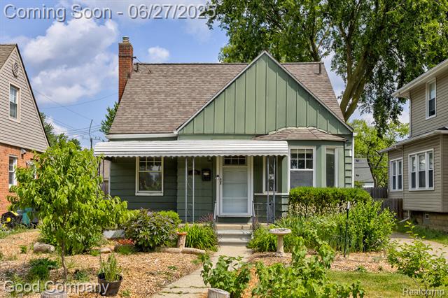 front view picture of 830 W Hazelhurst St, Ferndale, MI. 48220