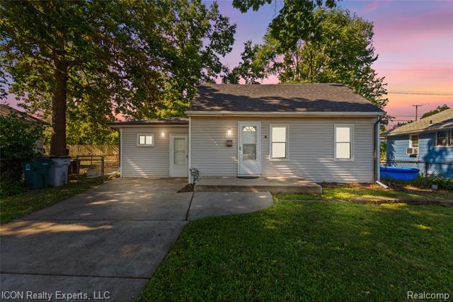 front view picture of 326 W Granet Ave, Hazel Park, MI. 48030