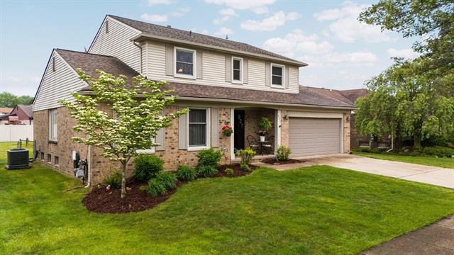 front view picture of 927 Queens Way, Canton, MI. 48188