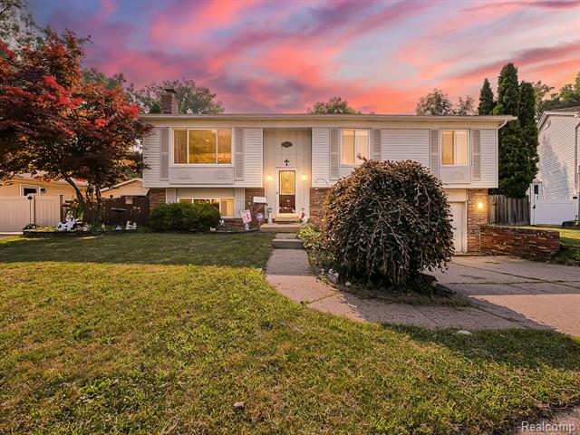 front view picture of 900 Surrey, Westland, MI. 48186