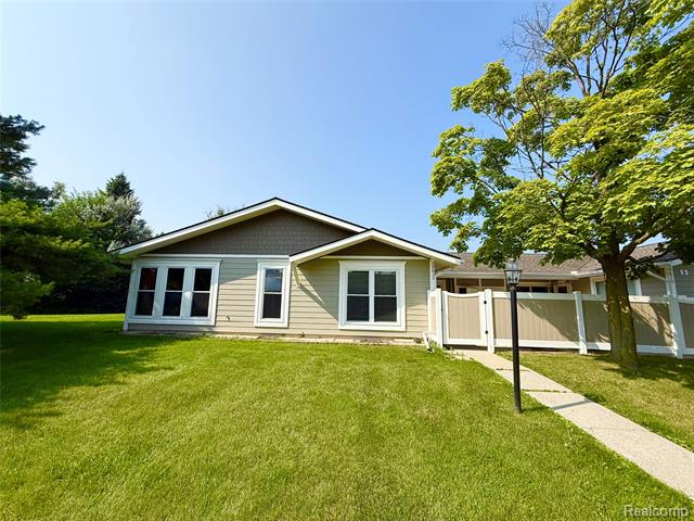 front view picture of 39613 Village Wood Ln, Novi, MI. 48375