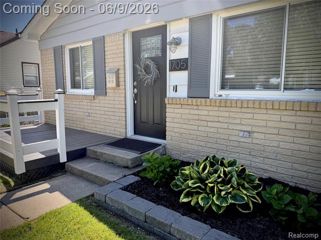 front view picture of 1705 Leroy St, Ferndale, MI. 48220