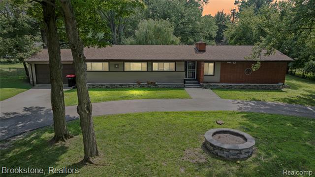 front view picture of 19633 Mahon St, Southfield, MI. 48075
