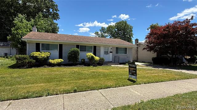 front view picture of 805 S Carlson, Westland, MI. 48186