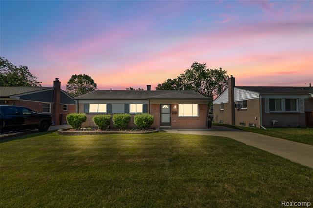 front view picture of 30925 Steinhauer, Westland, MI. 48186