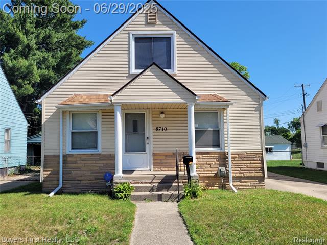 front view picture of 8710 Albany St, Oak Park, MI. 48237