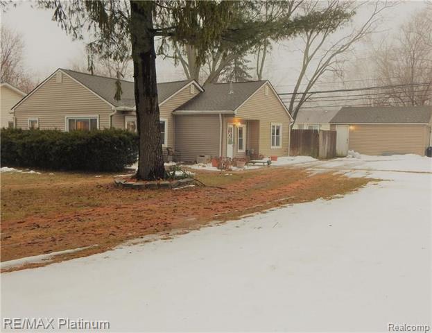 front view picture of 22839 Hawthorne St, Farmington, MI. 48336