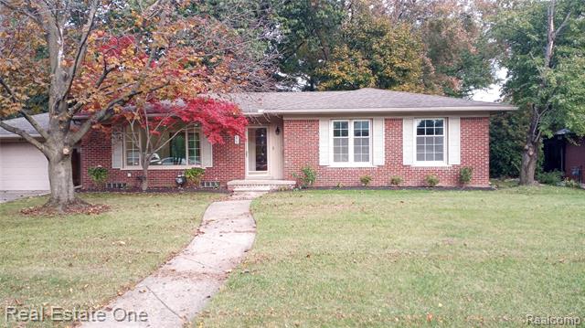 front view picture of 621 Crescent Dr, Dearborn, MI. 48124