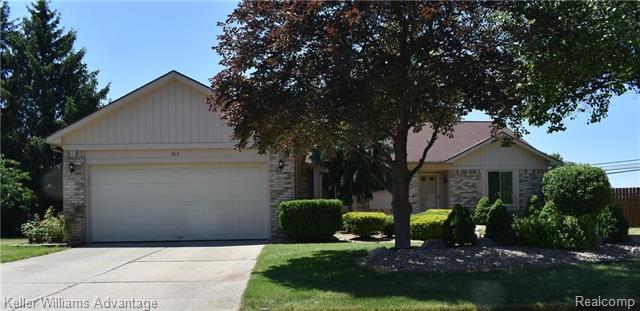 front view picture of 915 Knightsbridge, Canton, MI. 48187