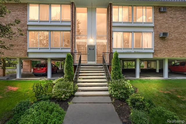 front view picture of 32030 Grand River Ave, Farmington, MI. 48336
