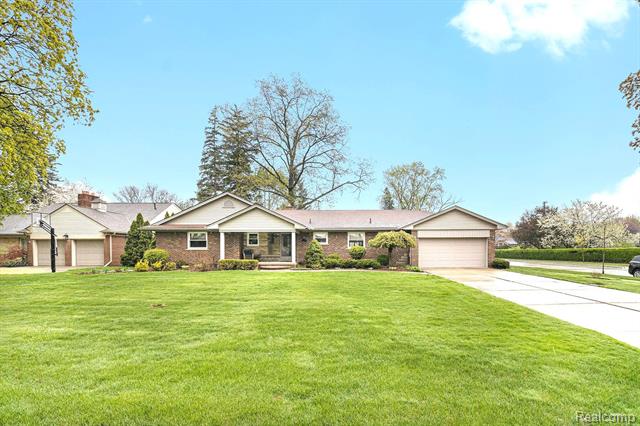 front view picture of 2 Ridgemont Ct, Dearborn, MI. 48124