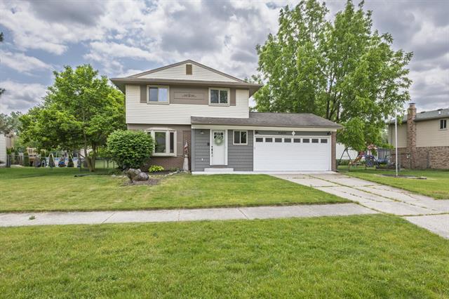 front view picture of 43537 Lynnwood Ct, Canton, MI. 48187