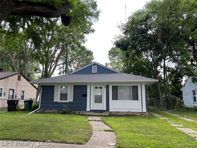 front view picture of 10111 Albany St, Oak Park, MI. 48237