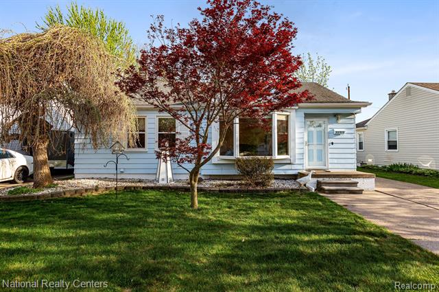 front view picture of 30915 Barton, Garden City, MI. 48135