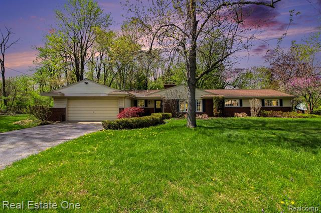 front view picture of 23701 Heartwood Dr, Novi, MI. 48374