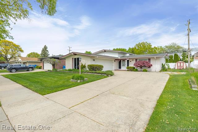 front view picture of 618 Dover, Dearborn Heights, MI. 48127