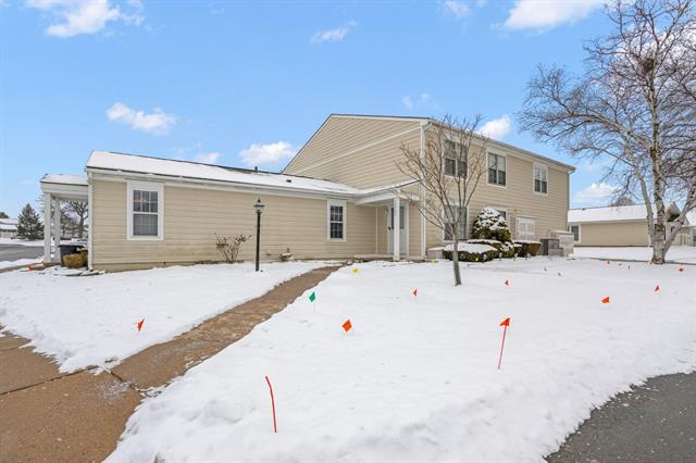 front view picture of 39762 Village Wood Cir, Novi, MI. 48375