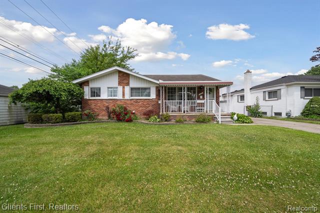 front view picture of 939 Deering, Garden City, MI. 48135